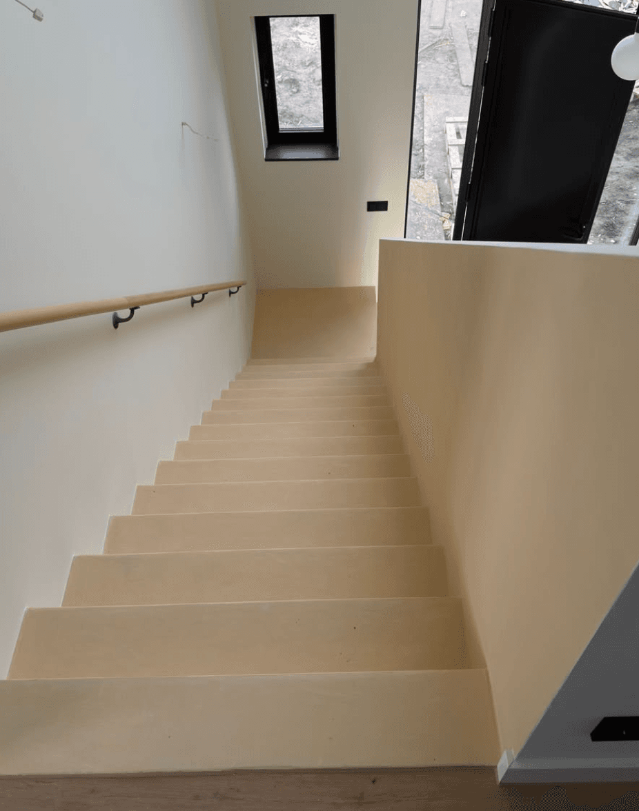 Trappen afgewerkt met beton ciré – sterk, waterdicht en in alle kleuren