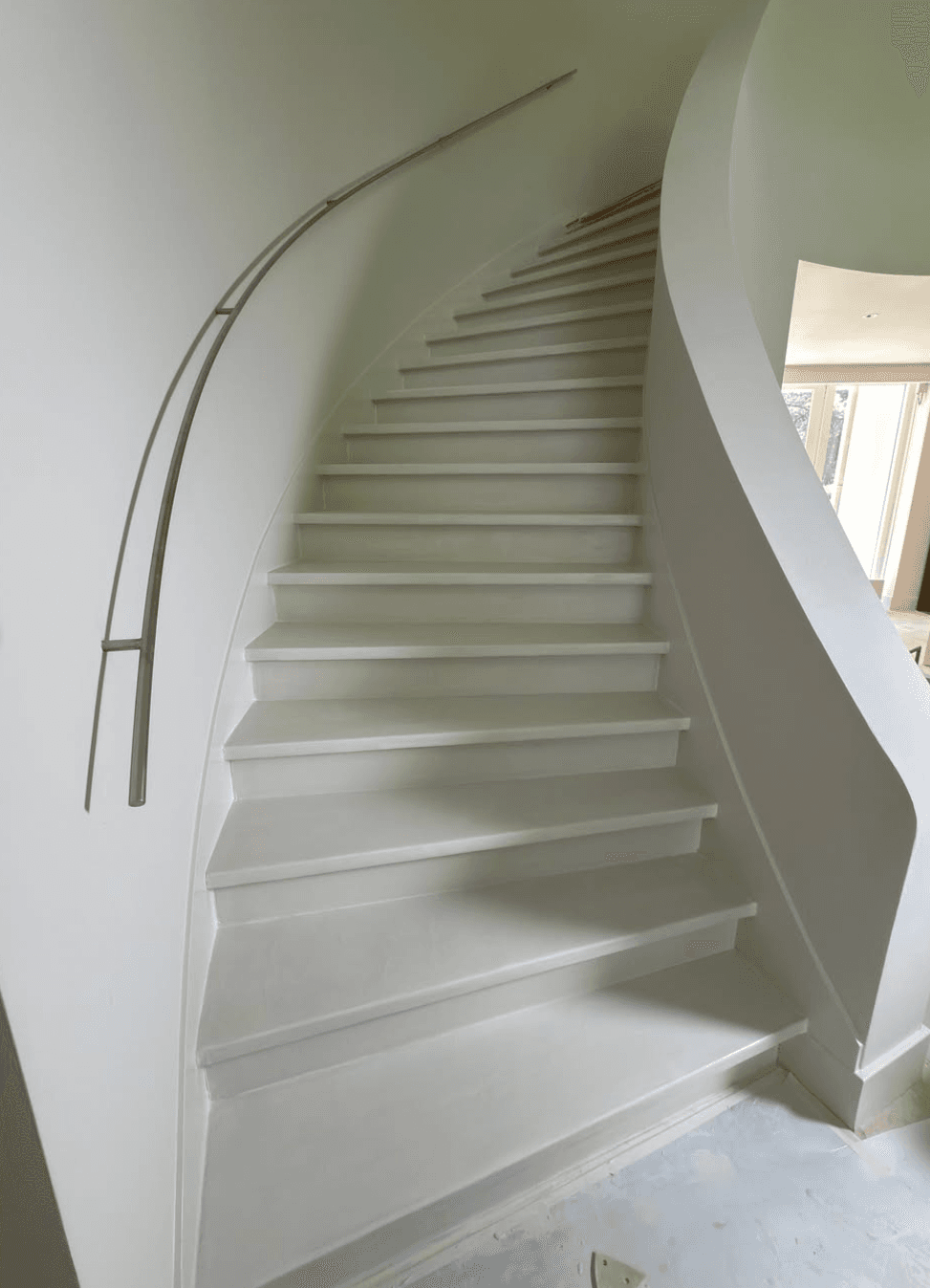 Hele huis latex spuiten, houtwerk schilderen, plinten en trappen met beton ciré