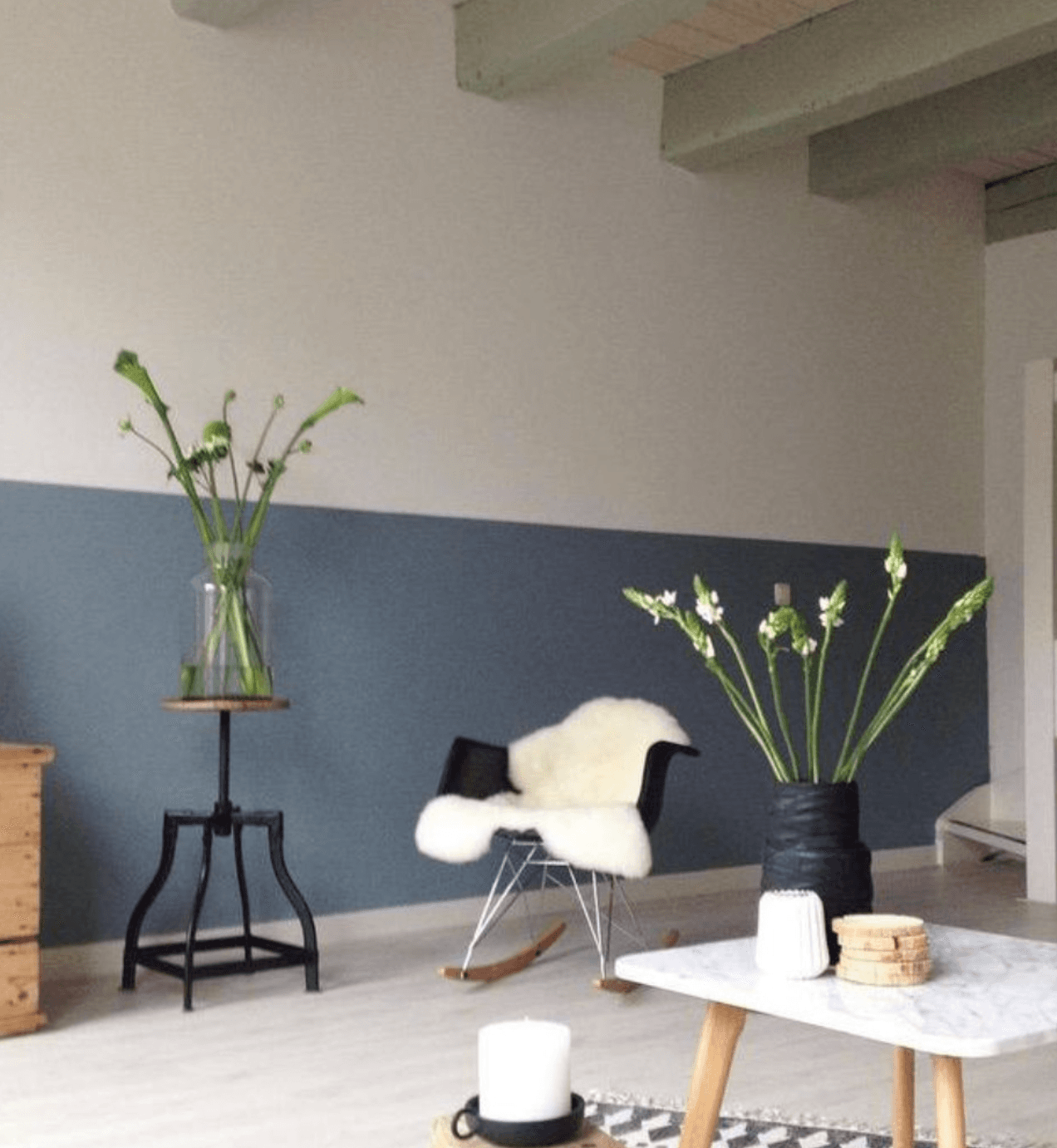 Strakke tweekleurige wandafwerking en geschilderde plafondbalken